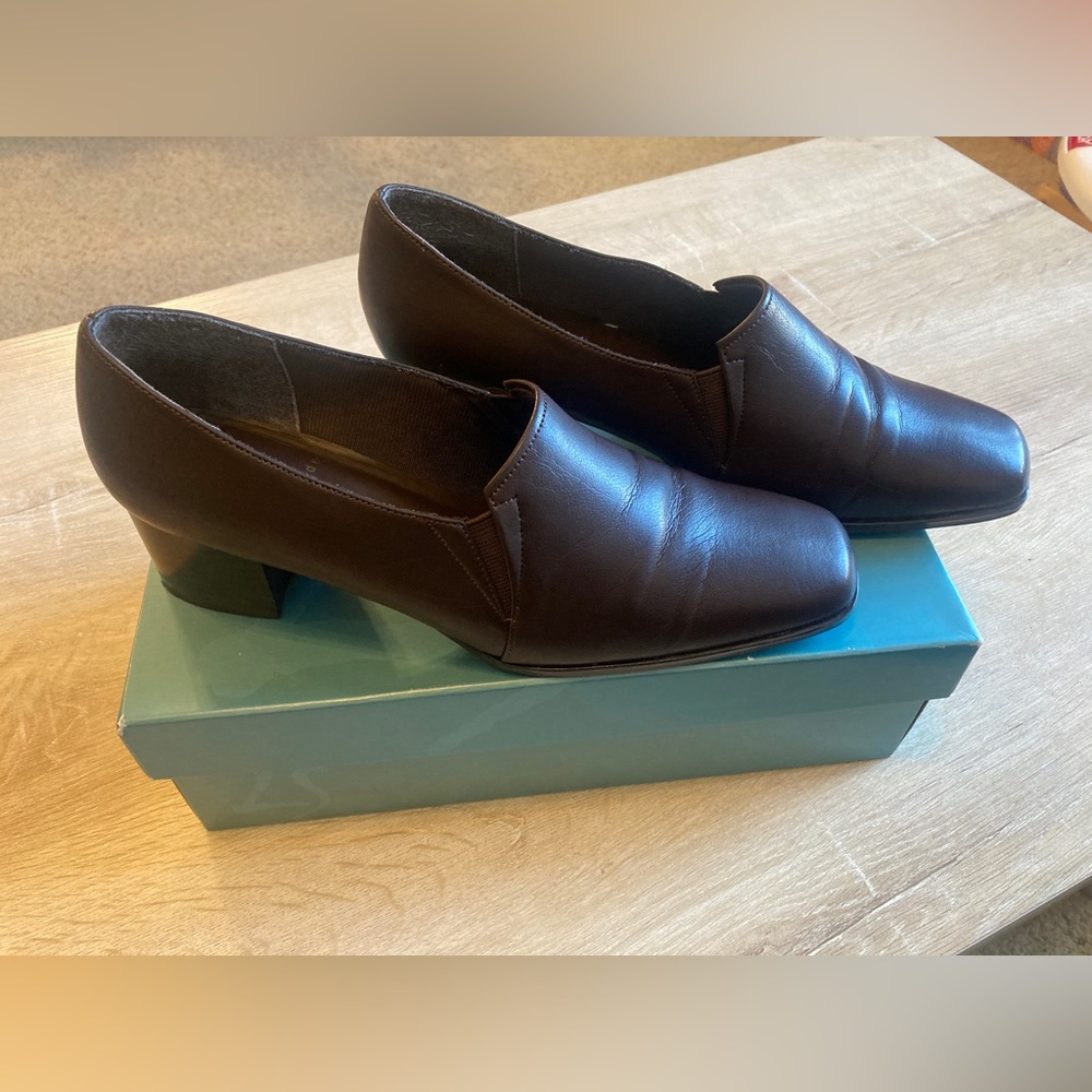 Life Stride Brown Heels